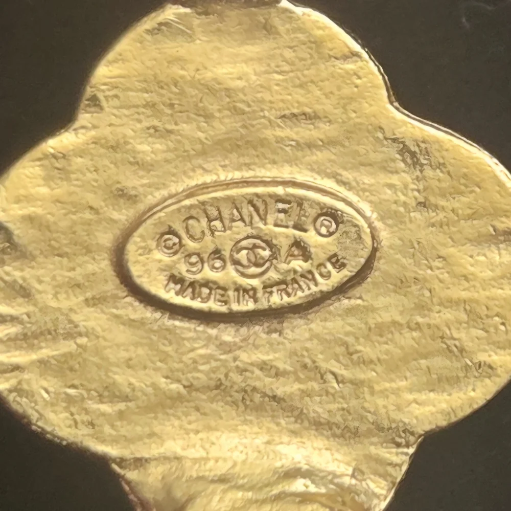 CHANEL Gold Clover Pendant Necklace - Picture 4 of 7